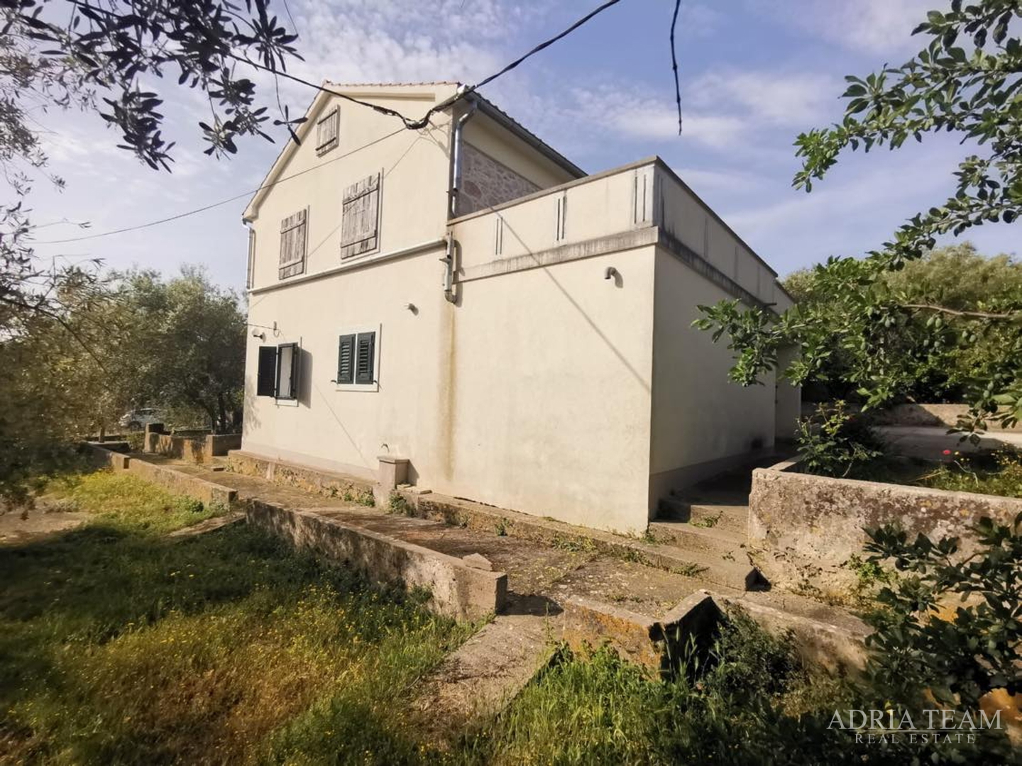 HOUSE WITH 3 APARTMENTS AND LARGE YARD - POLJANA, UGLJAN