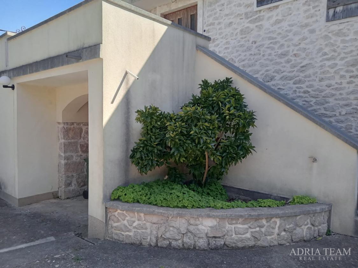 HOUSE WITH 3 APARTMENTS AND LARGE YARD - POLJANA, UGLJAN