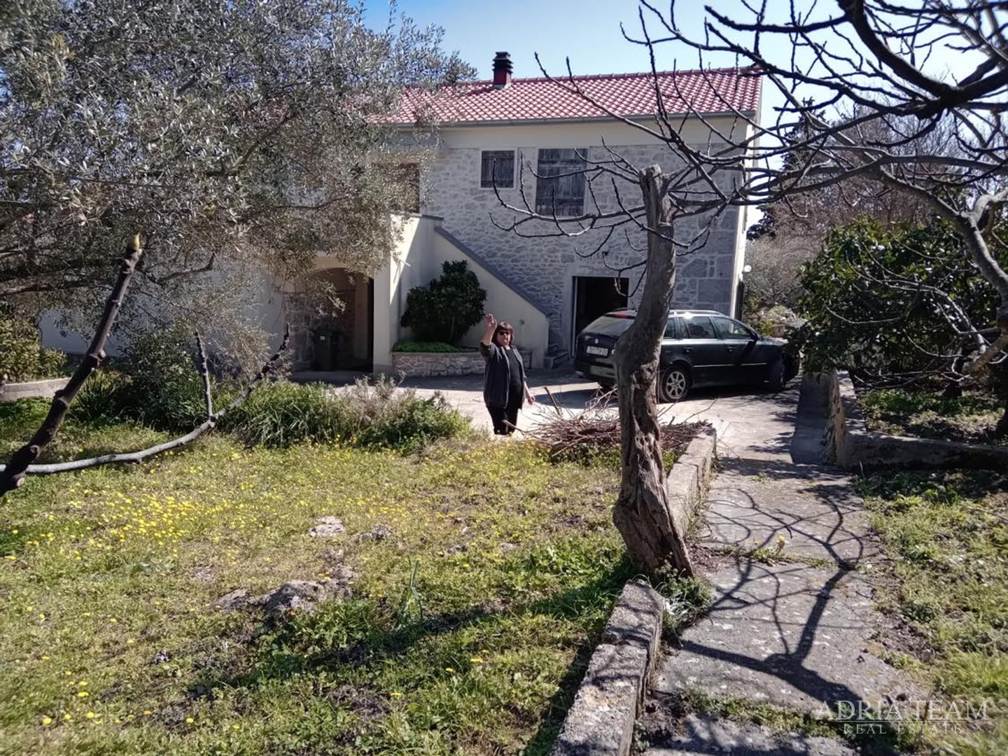 HOUSE WITH 3 APARTMENTS AND LARGE YARD - POLJANA, UGLJAN