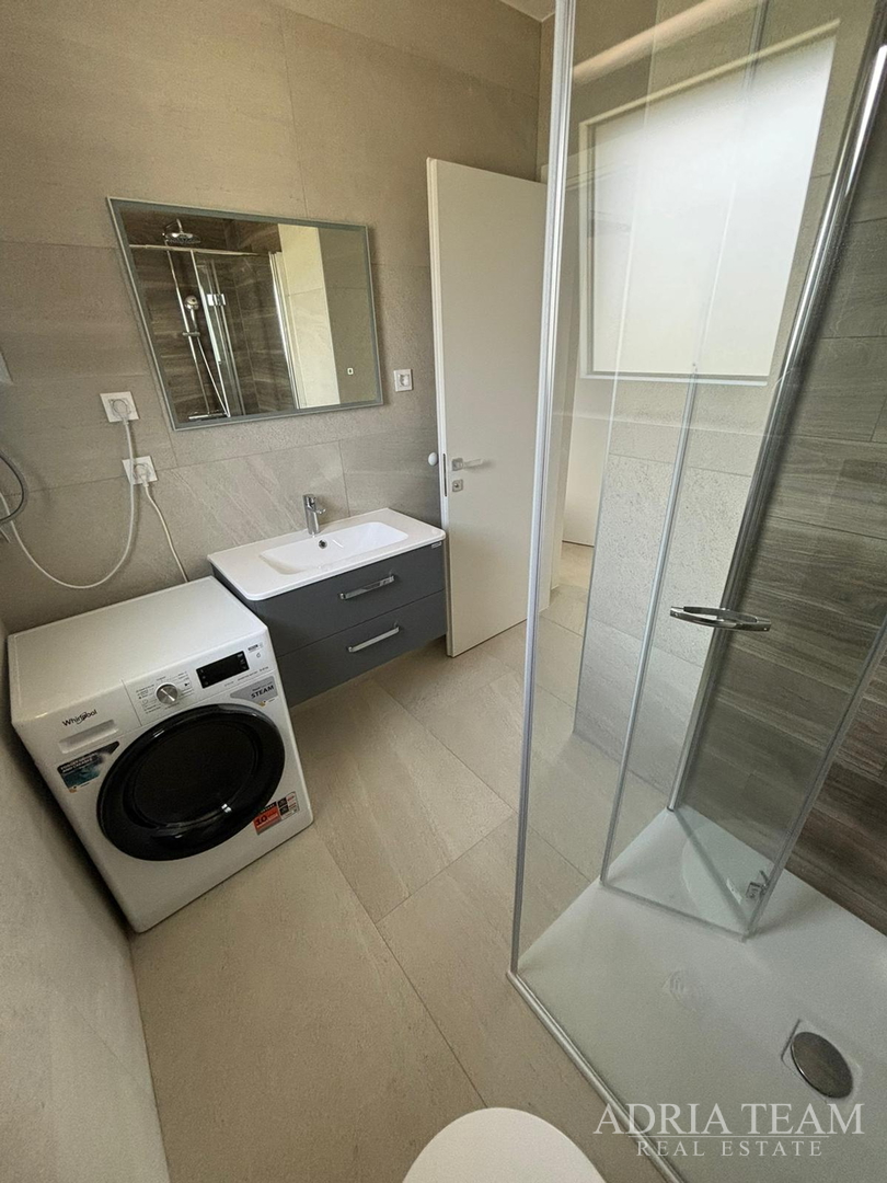APARTMANI U STAMBENIM ZGRADAMA, NOVOGRADNJA, 150 m OD MORA - PRIVLAKA