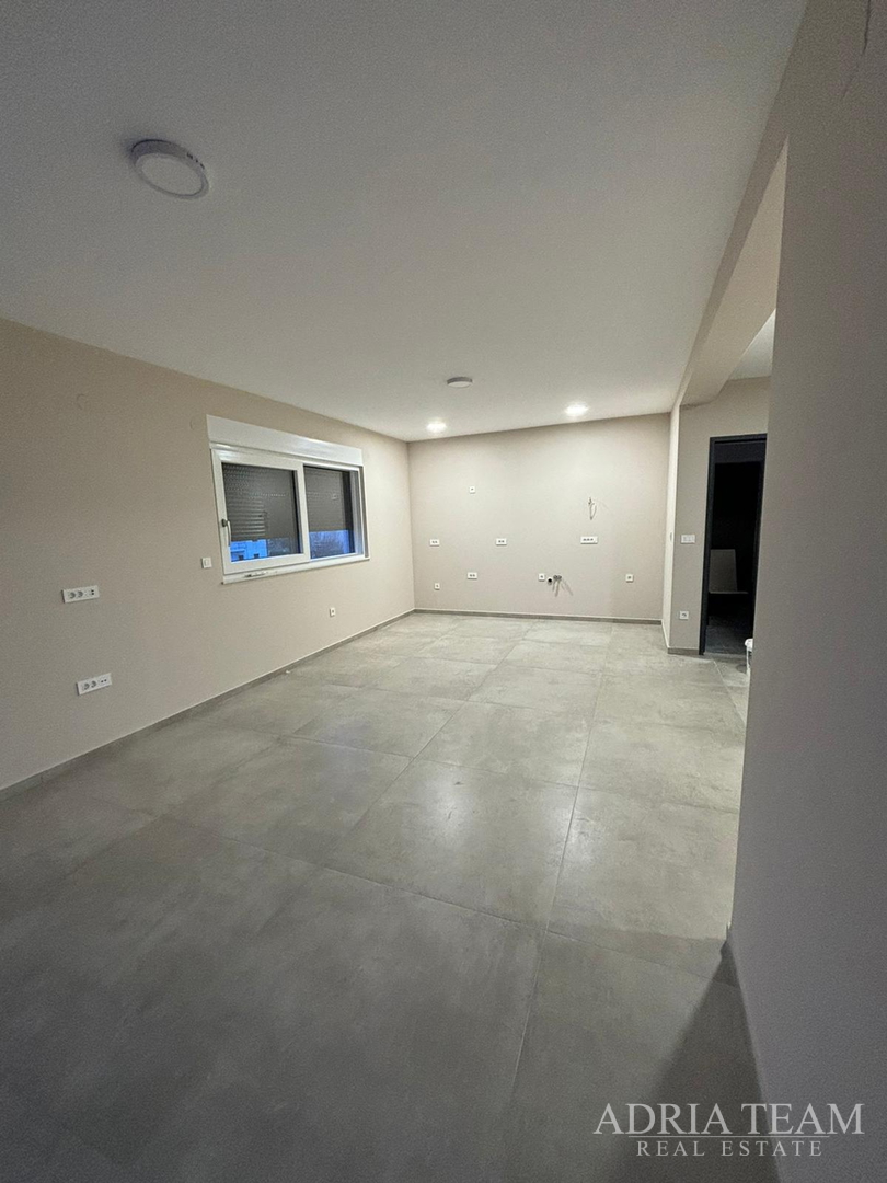 APARTMANI U STAMBENIM ZGRADAMA, NOVOGRADNJA, 150 m OD MORA - PRIVLAKA
