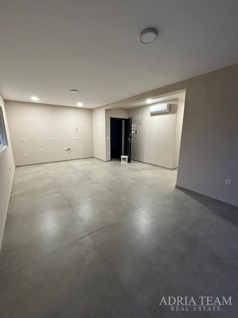 APARTMANI U STAMBENIM ZGRADAMA, NOVOGRADNJA, 150 m OD MORA - PRIVLAKA