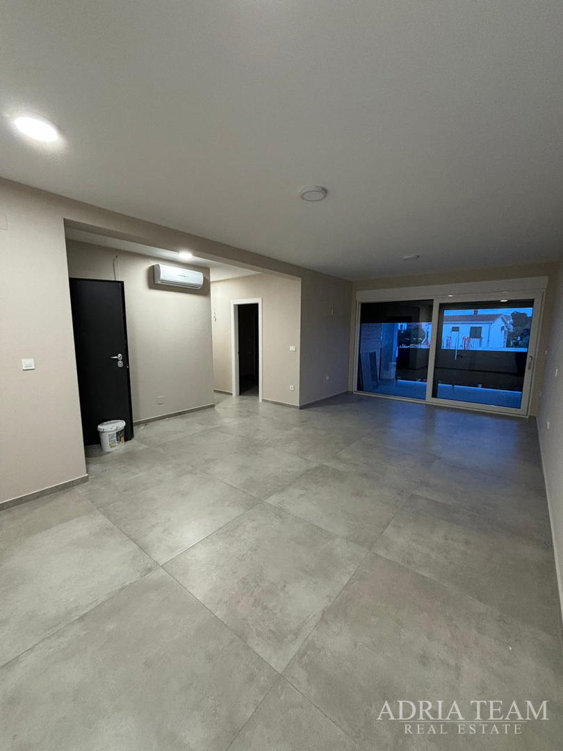 APARTMANI U STAMBENIM ZGRADAMA, NOVOGRADNJA, 150 m OD MORA - PRIVLAKA