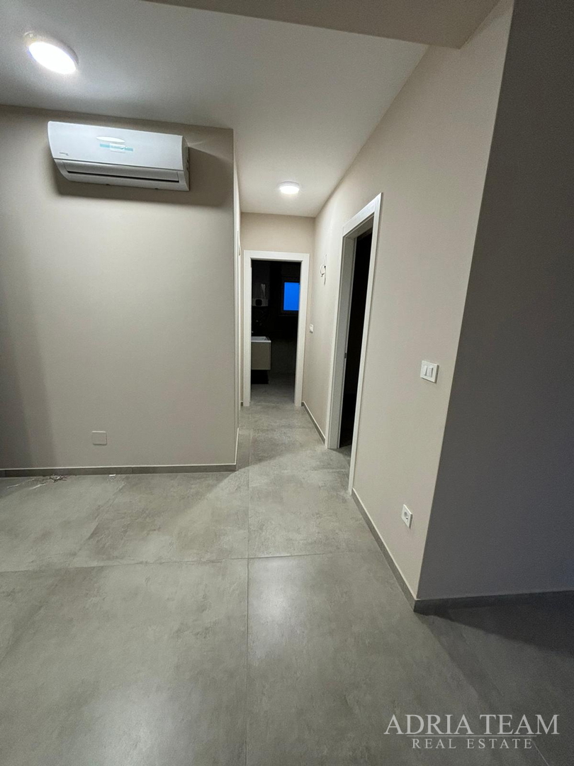 APARTMANI U STAMBENIM ZGRADAMA, NOVOGRADNJA, 150 m OD MORA - PRIVLAKA