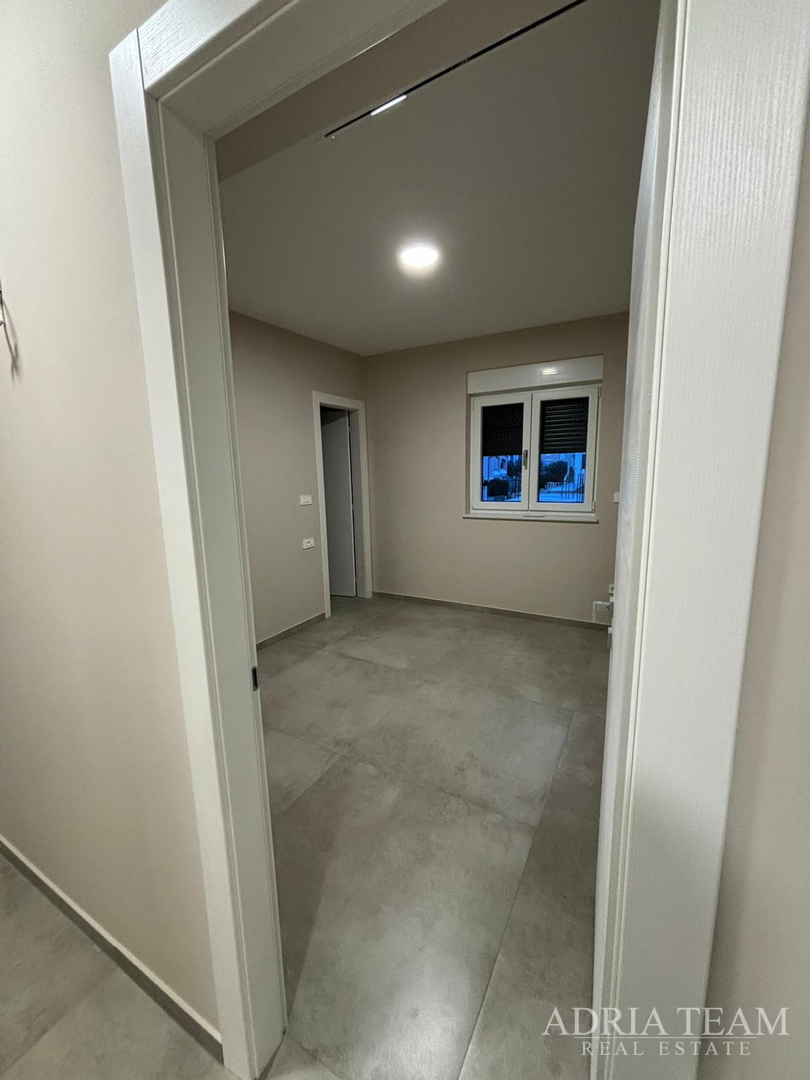APARTMANI U STAMBENIM ZGRADAMA, NOVOGRADNJA, 150 m OD MORA - PRIVLAKA
