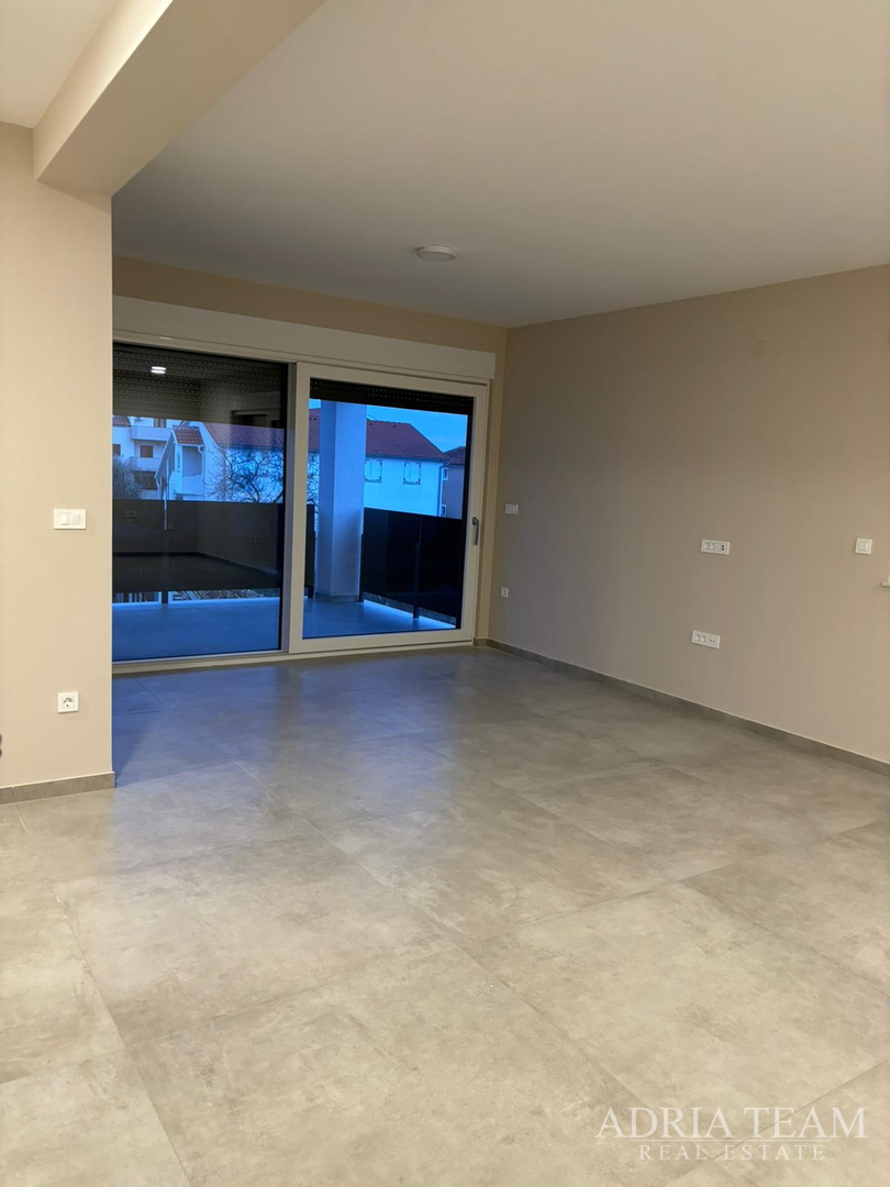 APARTMANI U STAMBENIM ZGRADAMA, NOVOGRADNJA, 150 m OD MORA - PRIVLAKA