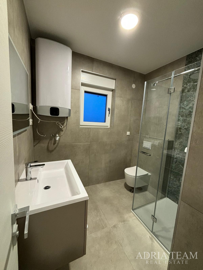 APARTMANI U STAMBENIM ZGRADAMA, NOVOGRADNJA, 150 m OD MORA - PRIVLAKA