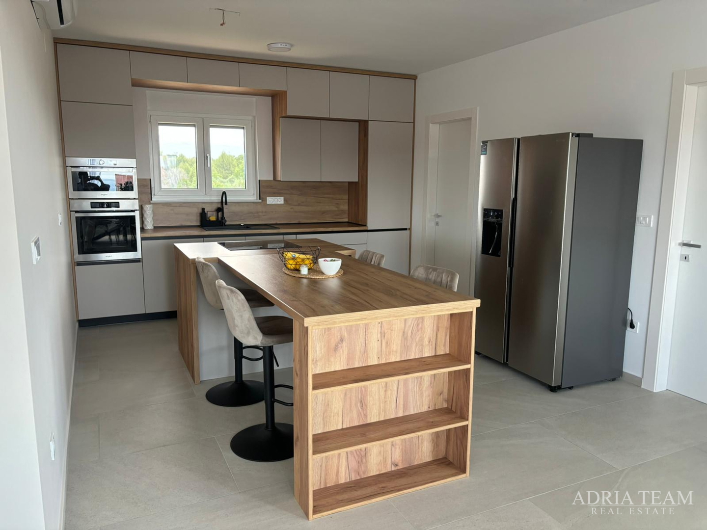 APARTMANI U STAMBENIM ZGRADAMA, NOVOGRADNJA, 150 m OD MORA - PRIVLAKA
