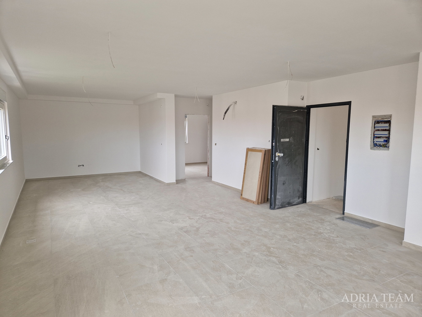 APARTMANI U STAMBENIM ZGRADAMA, NOVOGRADNJA, 150 m OD MORA - PRIVLAKA
