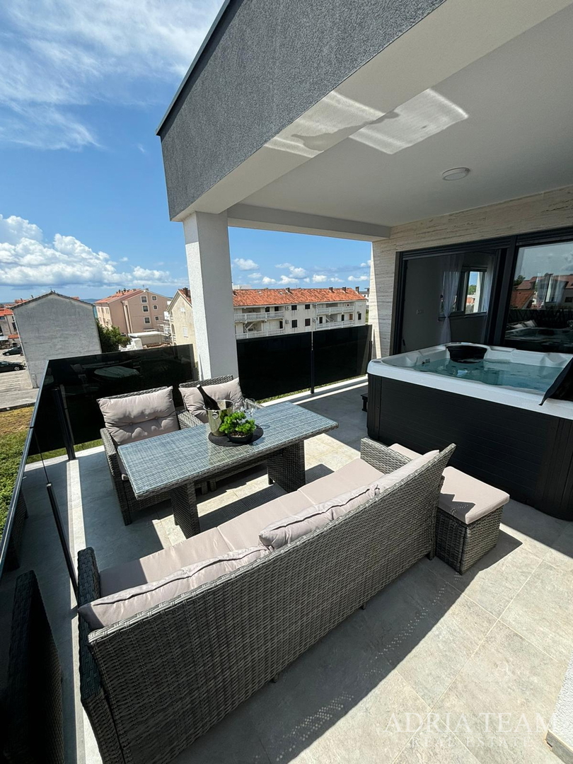 APARTMANI U STAMBENIM ZGRADAMA, NOVOGRADNJA, 150 m OD MORA - PRIVLAKA