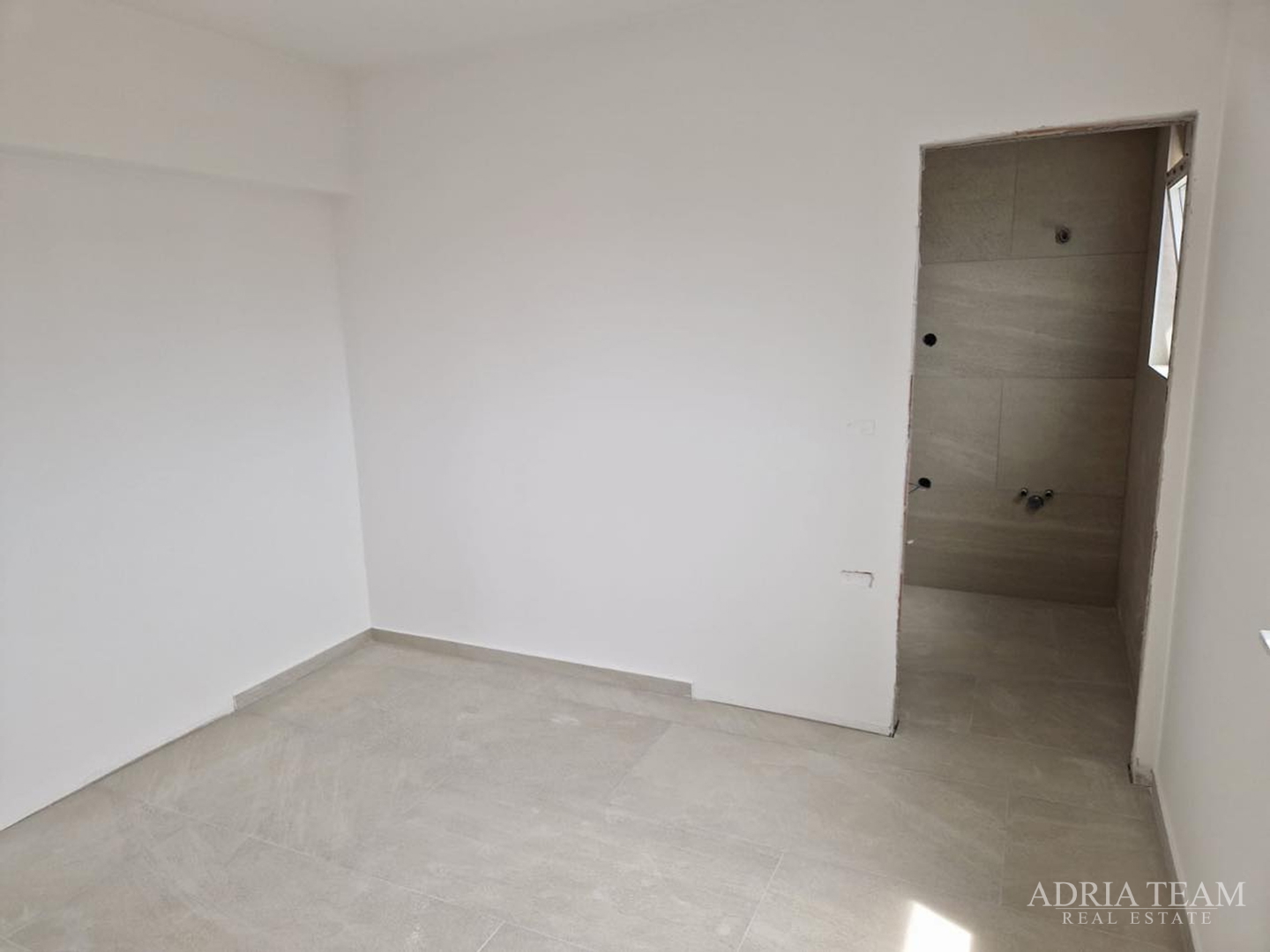 APARTMANI U STAMBENIM ZGRADAMA, NOVOGRADNJA, 150 m OD MORA - PRIVLAKA
