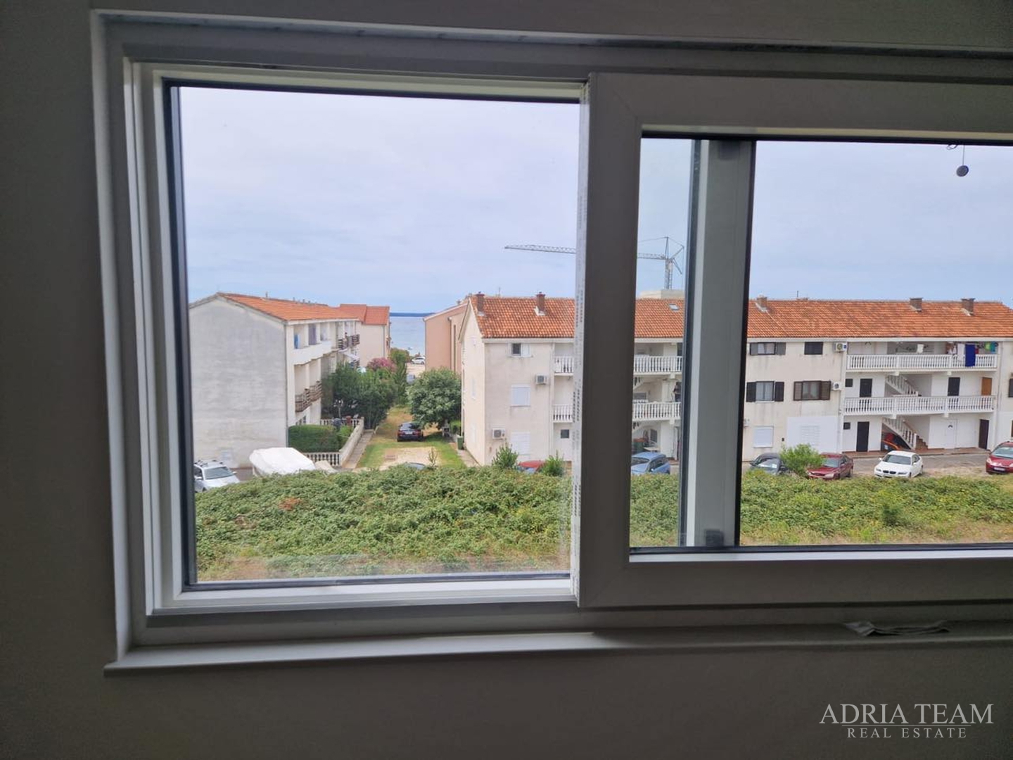 APARTMANI U STAMBENIM ZGRADAMA, NOVOGRADNJA, 150 m OD MORA - PRIVLAKA