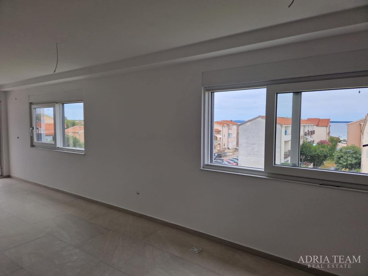 APARTMANI U STAMBENIM ZGRADAMA, NOVOGRADNJA, 150 m OD MORA - PRIVLAKA