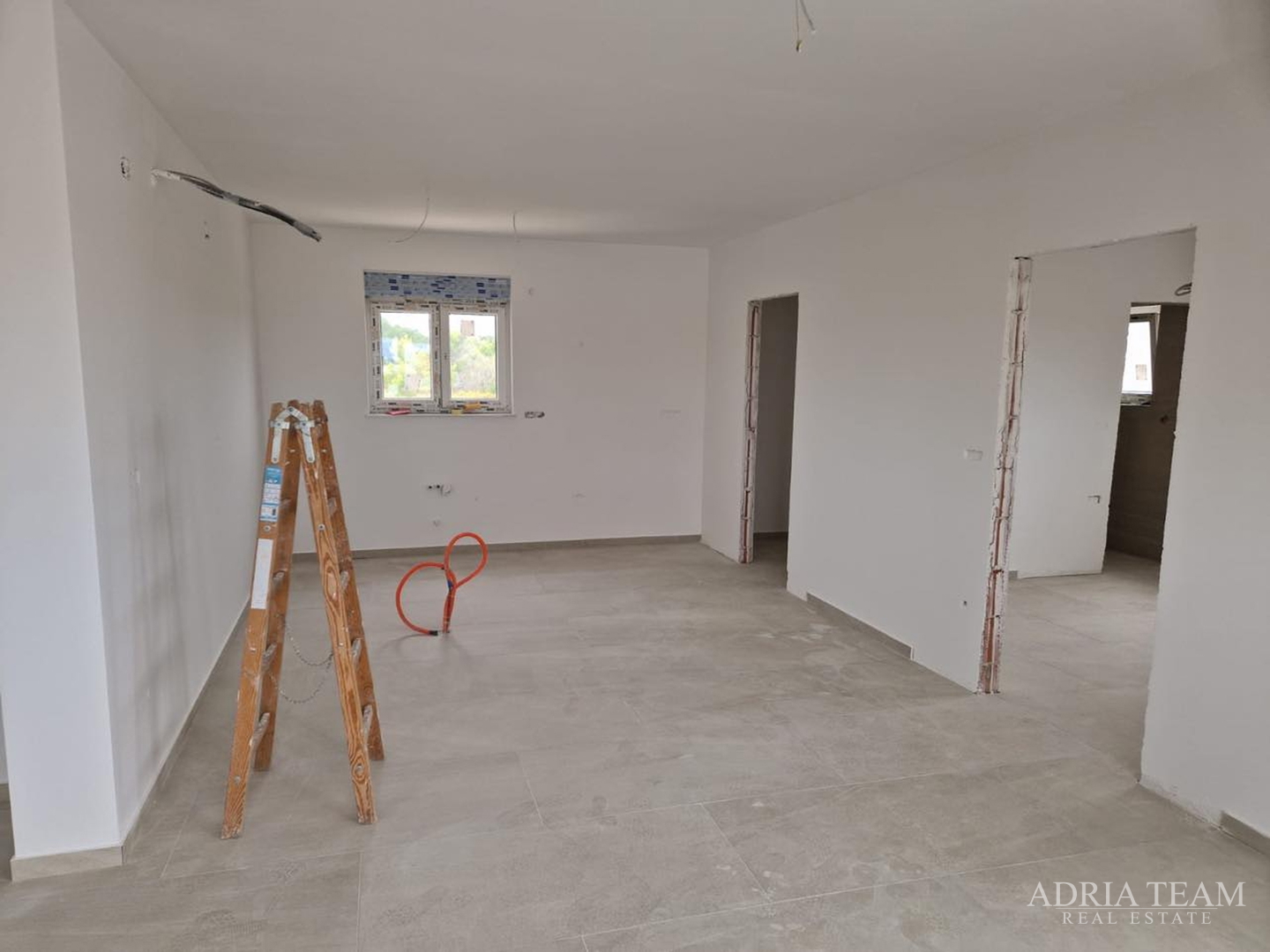 APARTMANI U STAMBENIM ZGRADAMA, NOVOGRADNJA, 150 m OD MORA - PRIVLAKA