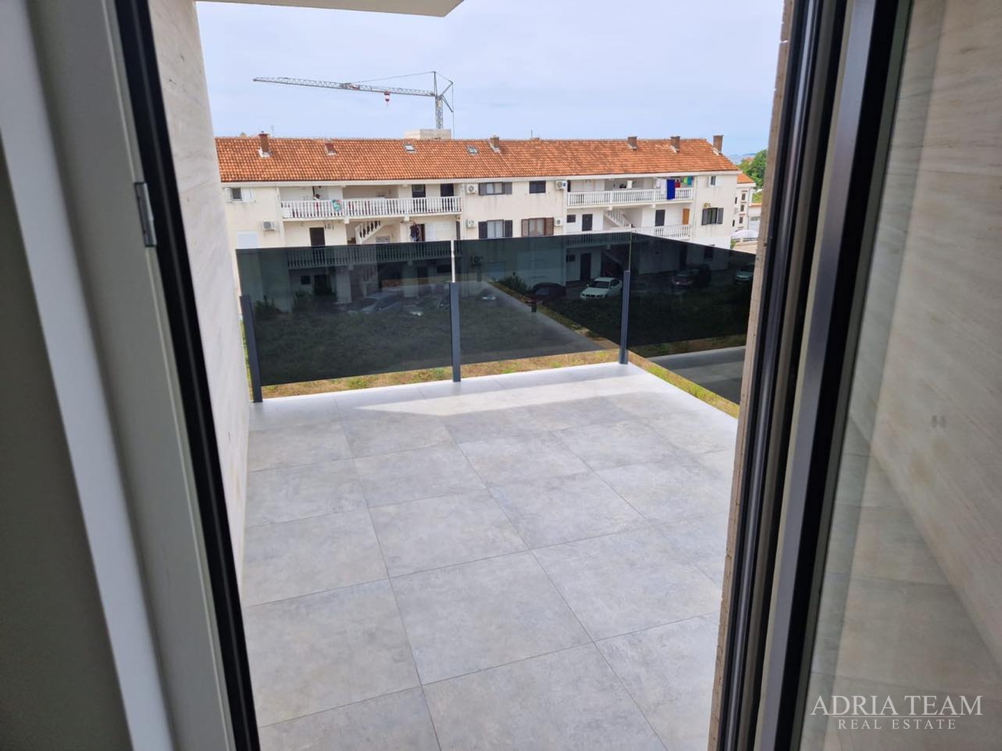 APARTMANI U STAMBENIM ZGRADAMA, NOVOGRADNJA, 150 m OD MORA - PRIVLAKA