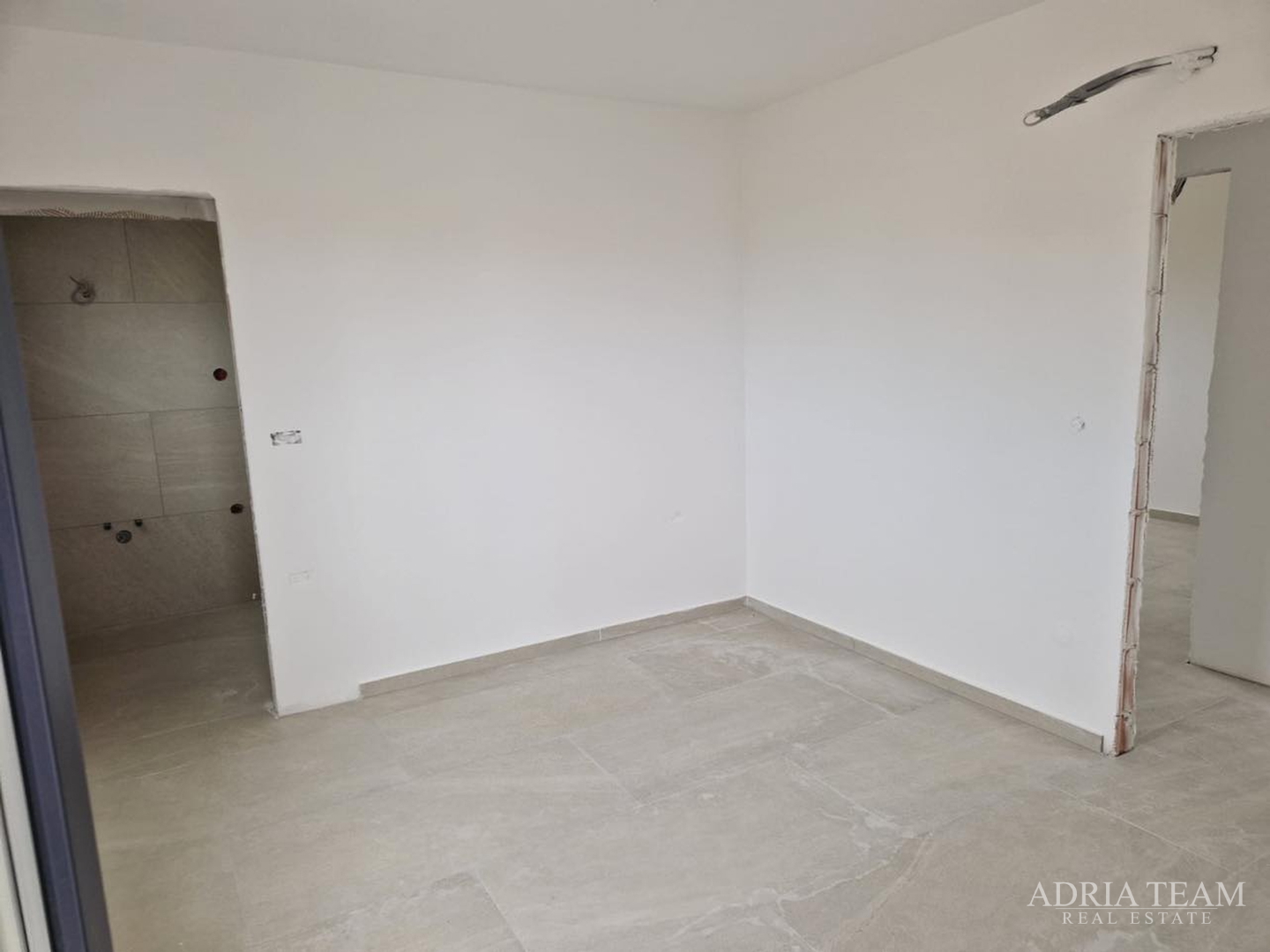 APARTMANI U STAMBENIM ZGRADAMA, NOVOGRADNJA, 150 m OD MORA - PRIVLAKA