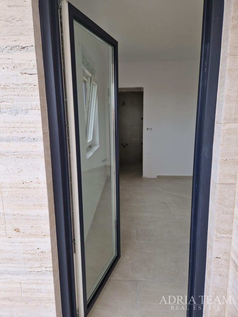 APARTMANI U STAMBENIM ZGRADAMA, NOVOGRADNJA, 150 m OD MORA - PRIVLAKA