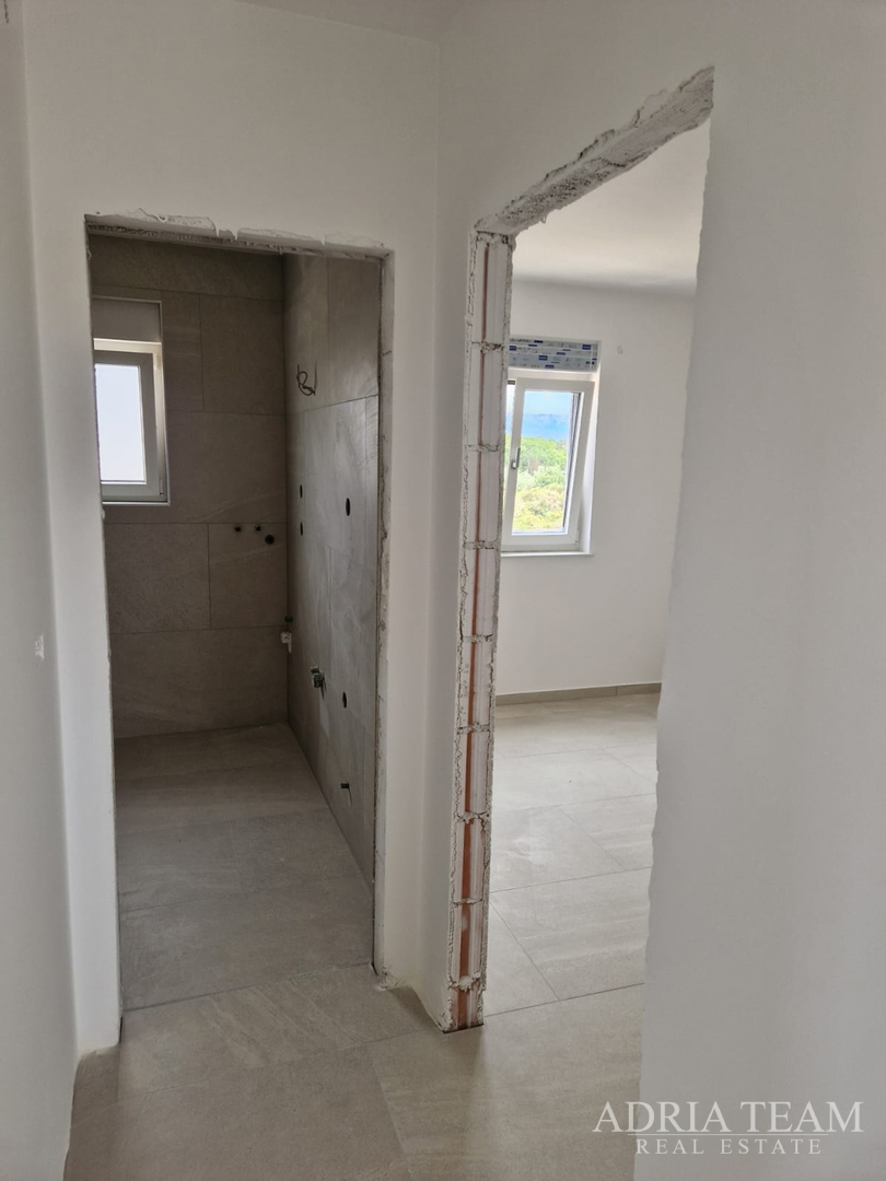 APARTMANI U STAMBENIM ZGRADAMA, NOVOGRADNJA, 150 m OD MORA - PRIVLAKA