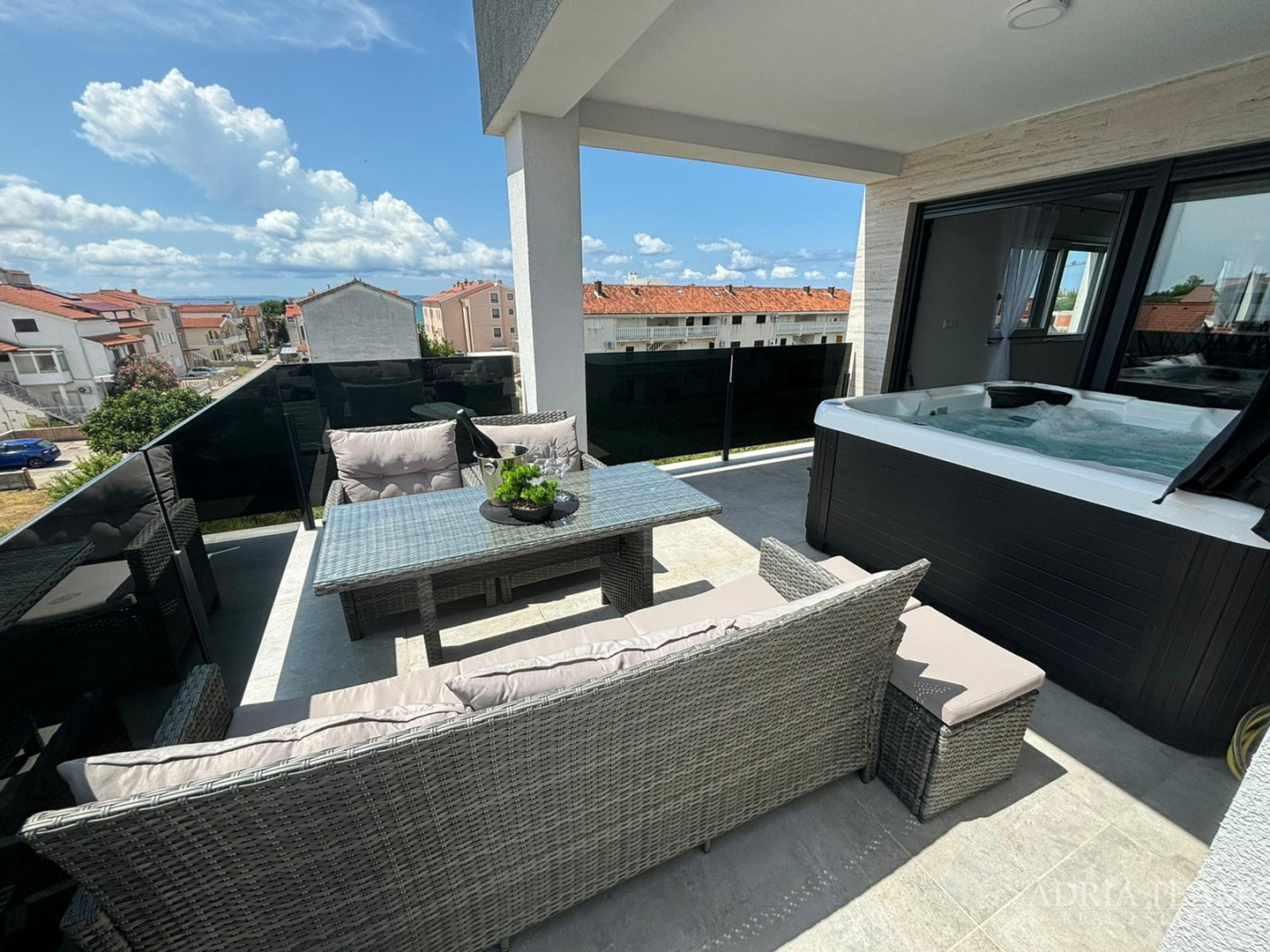 APARTMANI U STAMBENIM ZGRADAMA, NOVOGRADNJA, 150 m OD MORA - PRIVLAKA