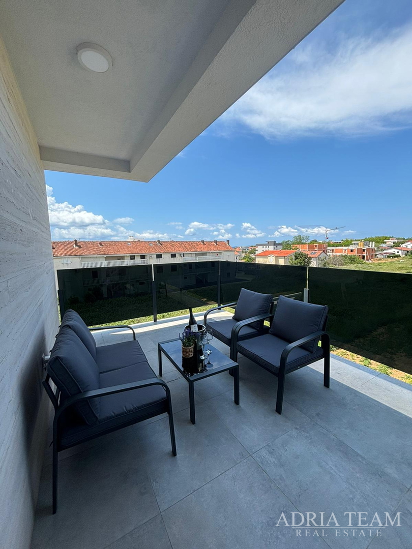 APARTMANI U STAMBENIM ZGRADAMA, NOVOGRADNJA, 150 m OD MORA - PRIVLAKA