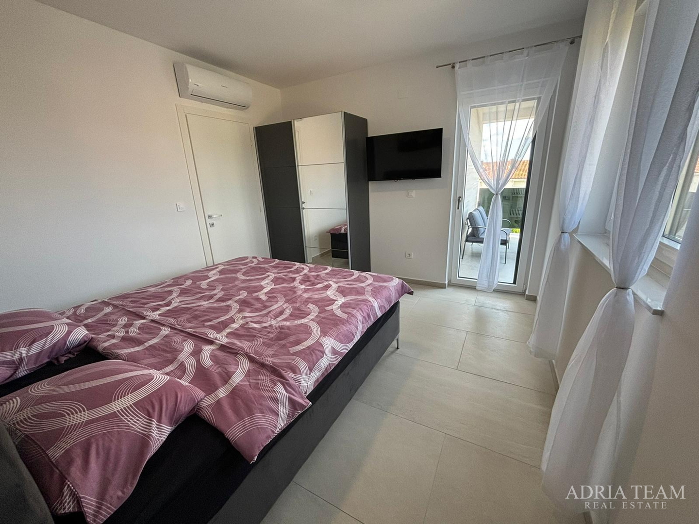 APARTMANI U STAMBENIM ZGRADAMA, NOVOGRADNJA, 150 m OD MORA - PRIVLAKA