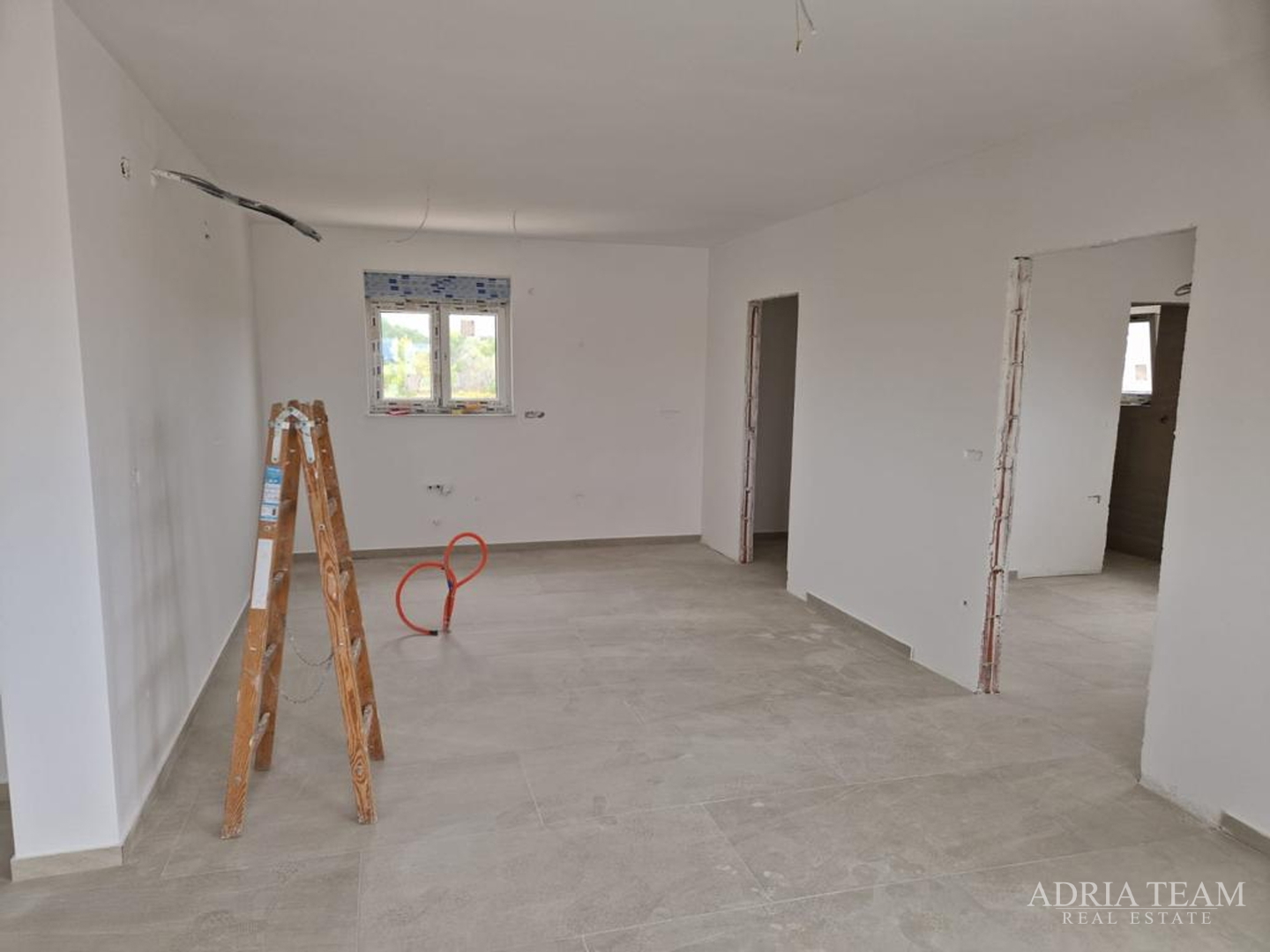 APARTMANI U STAMBENIM ZGRADAMA, NOVOGRADNJA, 150 m OD MORA - PRIVLAKA