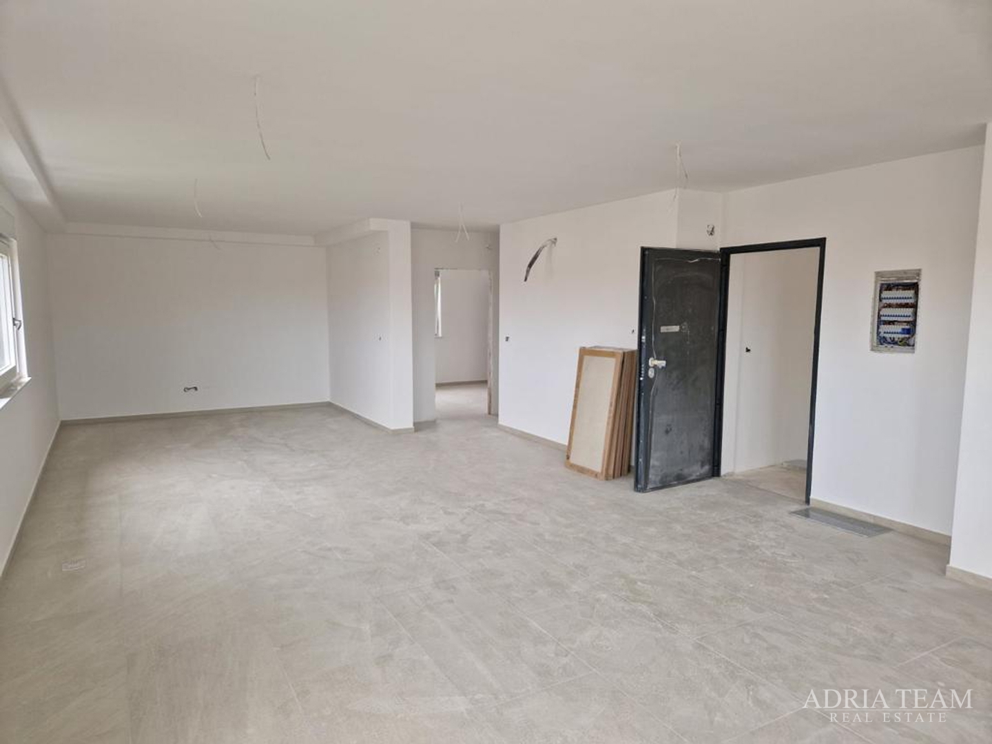 APARTMANI U STAMBENIM ZGRADAMA, NOVOGRADNJA, 150 m OD MORA - PRIVLAKA