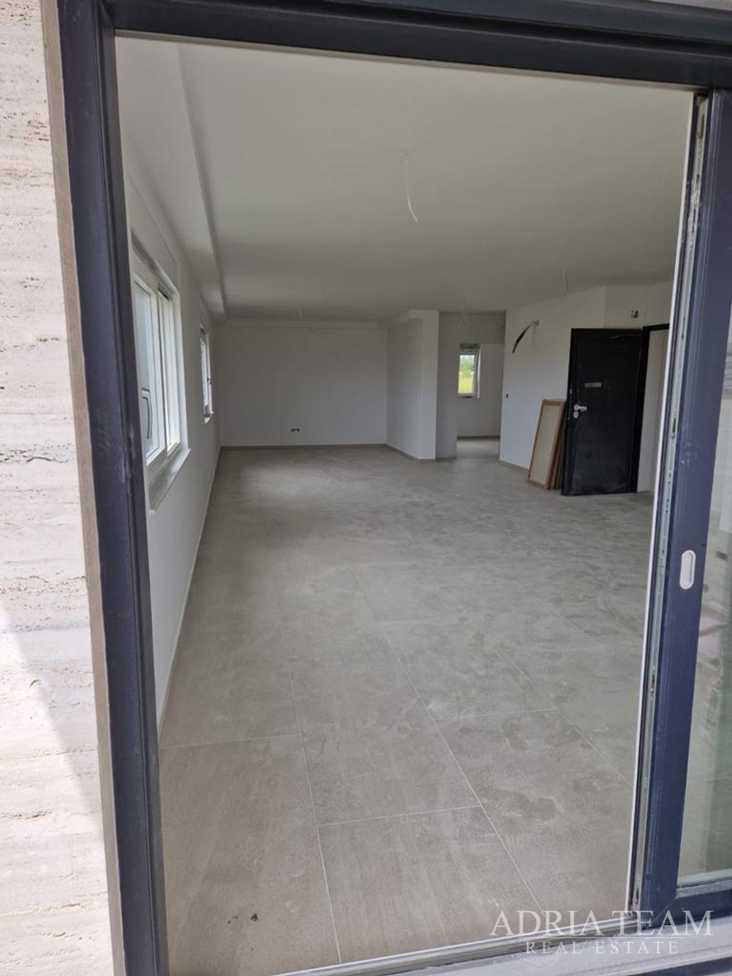APARTMANI U STAMBENIM ZGRADAMA, NOVOGRADNJA, 150 m OD MORA - PRIVLAKA