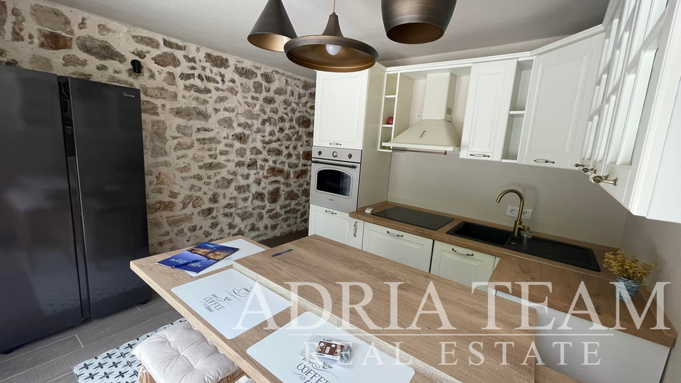 KAMENA KUĆA + STUDIO APARTMAN - PRIVLAKA