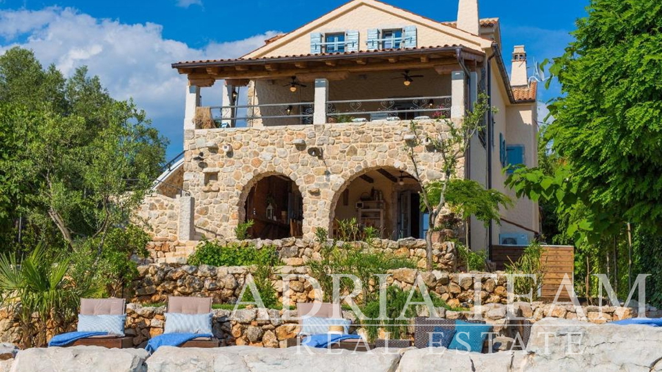 NEWLY RENOVATED VILLA IN ANTIQUE STYLE WITH SEA VIEW - SVETI VID, MALINSKA