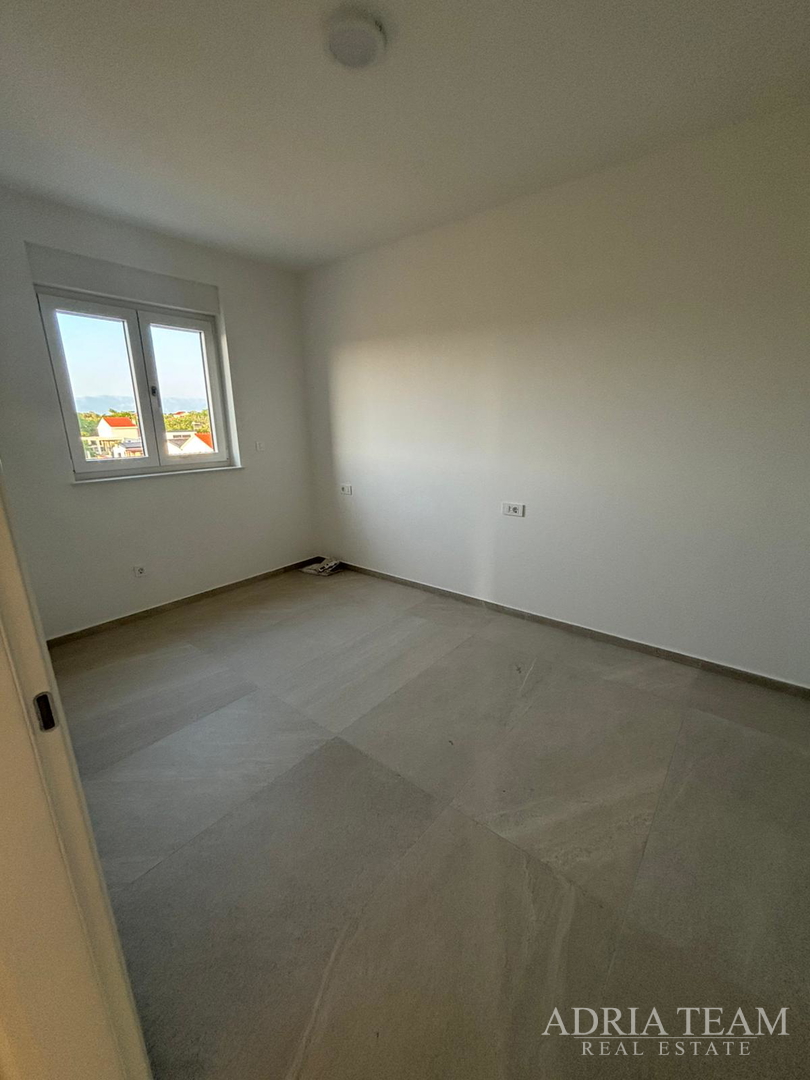 PENTHOUSE U BLIZINI PLAŽE, ZGRADA 2. NOVOGRADNJA, 150 m OD MORA - PRIVLAKA