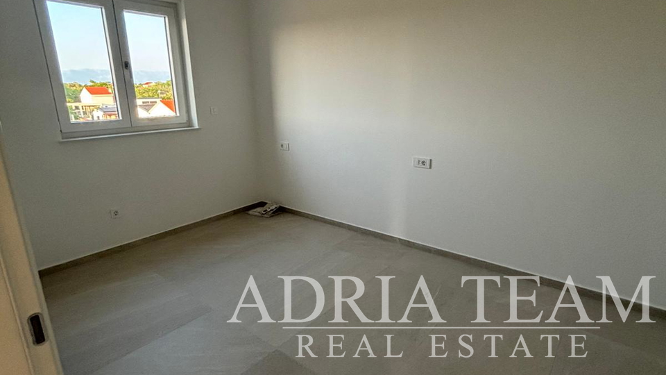 APARTMAN U BLIZINI PLAŽE, NOVOGRADNJA, 150 m OD MORA - PRIVLAKA
