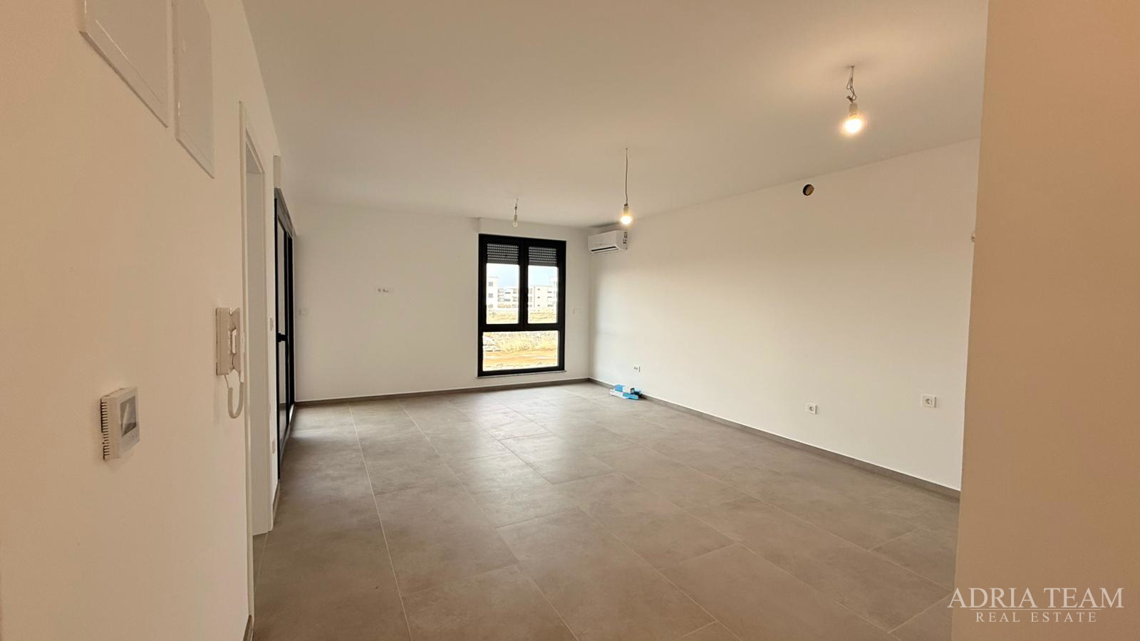 Atraktivna novogradnja – stanovi s terasama i parkiranjem - Povljana