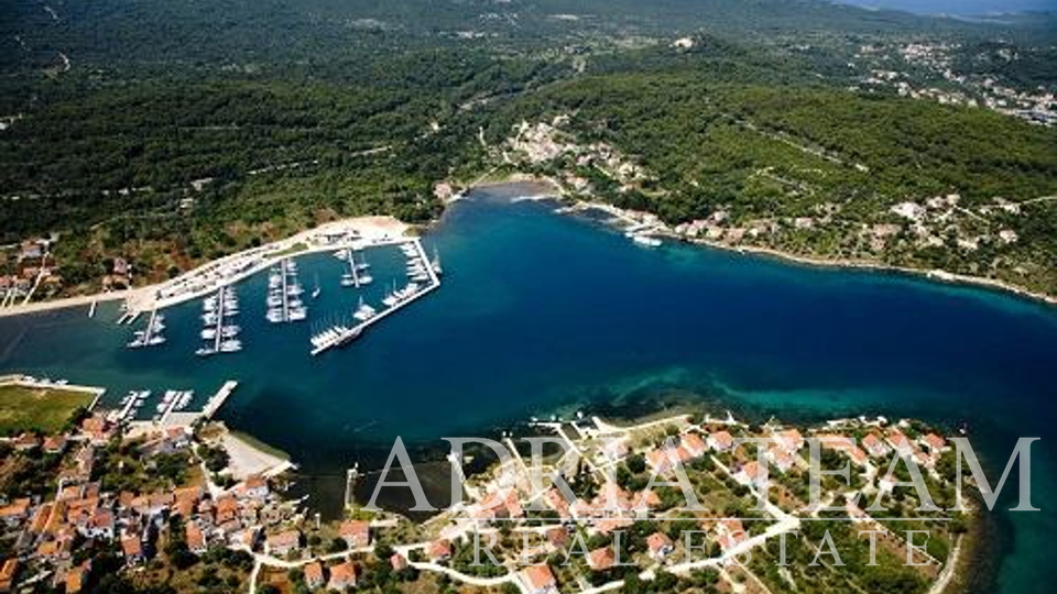 GRAĐEVINSKO ZEMLJIŠTE, 90 m OD MORA - SUTOMIŠĆICA, UGLJAN