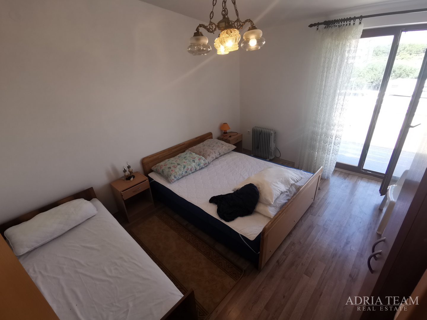 OBITELJSKA KUĆA S PROSTRANOM OKUĆNICOM - POVLJANA, PAG