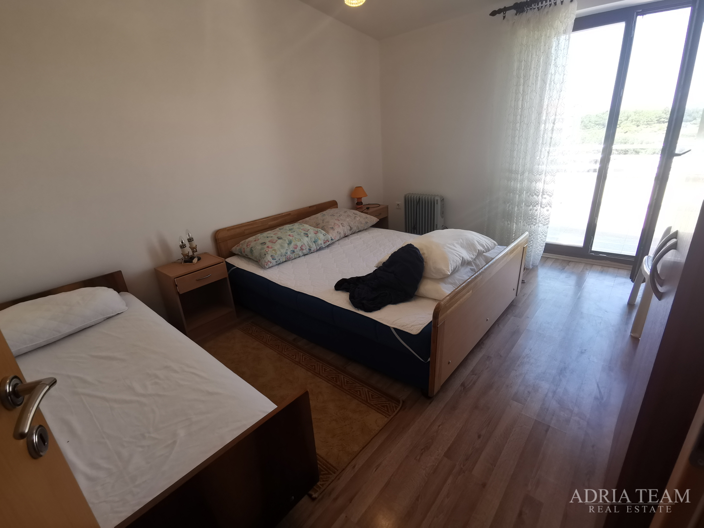 OBITELJSKA KUĆA S PROSTRANOM OKUĆNICOM - POVLJANA, PAG