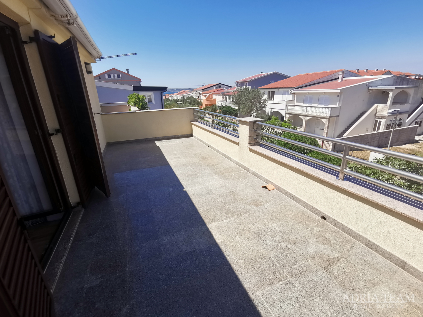 OBITELJSKA KUĆA S PROSTRANOM OKUĆNICOM - POVLJANA, PAG