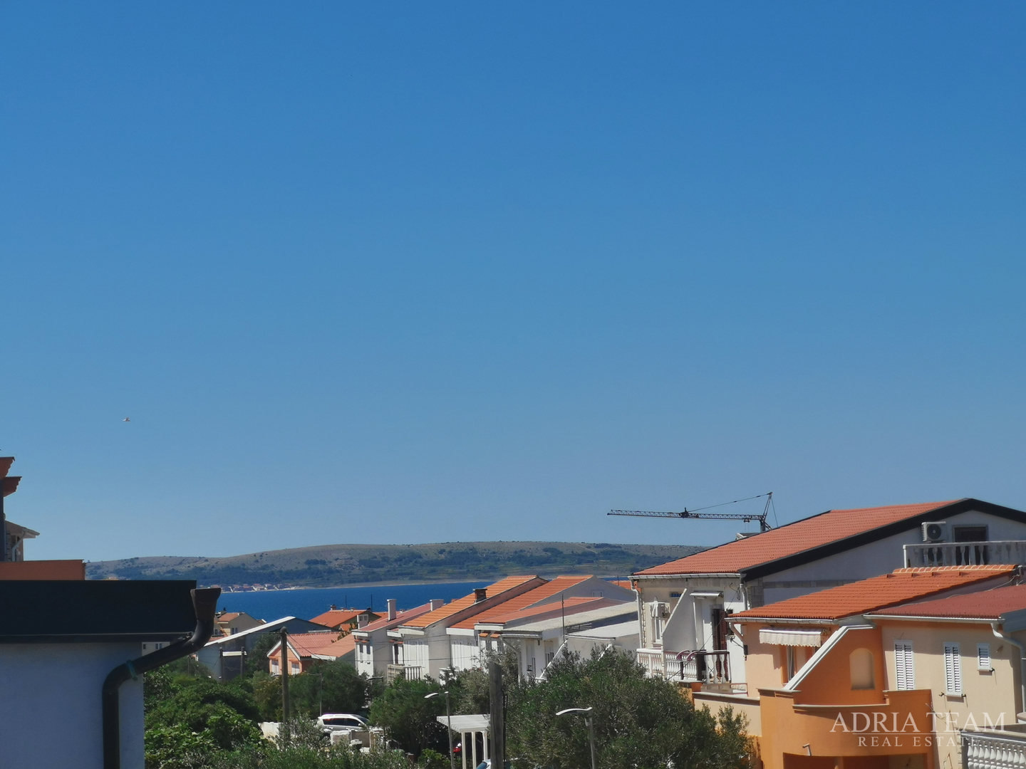 OBITELJSKA KUĆA S PROSTRANOM OKUĆNICOM - POVLJANA, PAG