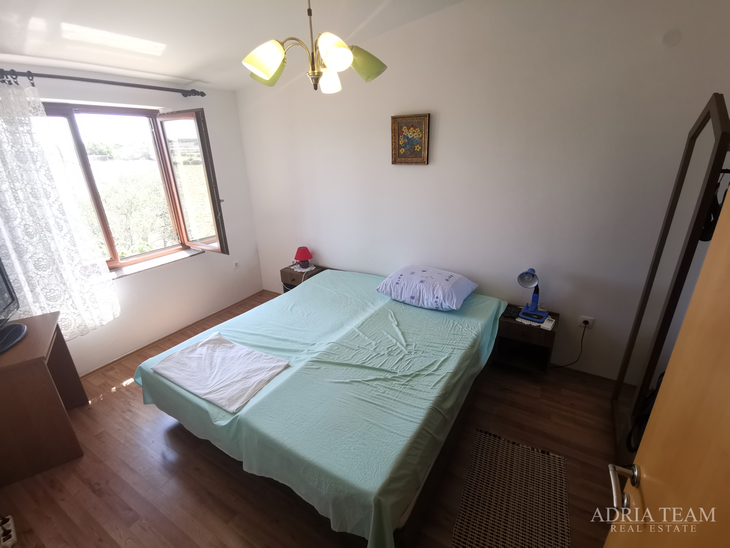 OBITELJSKA KUĆA S PROSTRANOM OKUĆNICOM - POVLJANA, PAG