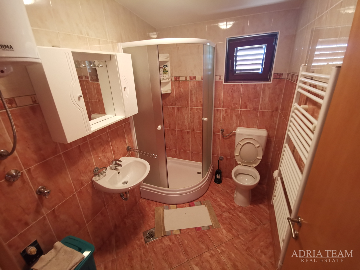 OBITELJSKA KUĆA S PROSTRANOM OKUĆNICOM - POVLJANA, PAG