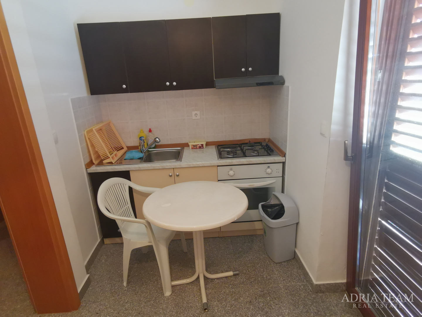 OBITELJSKA KUĆA S PROSTRANOM OKUĆNICOM - POVLJANA, PAG