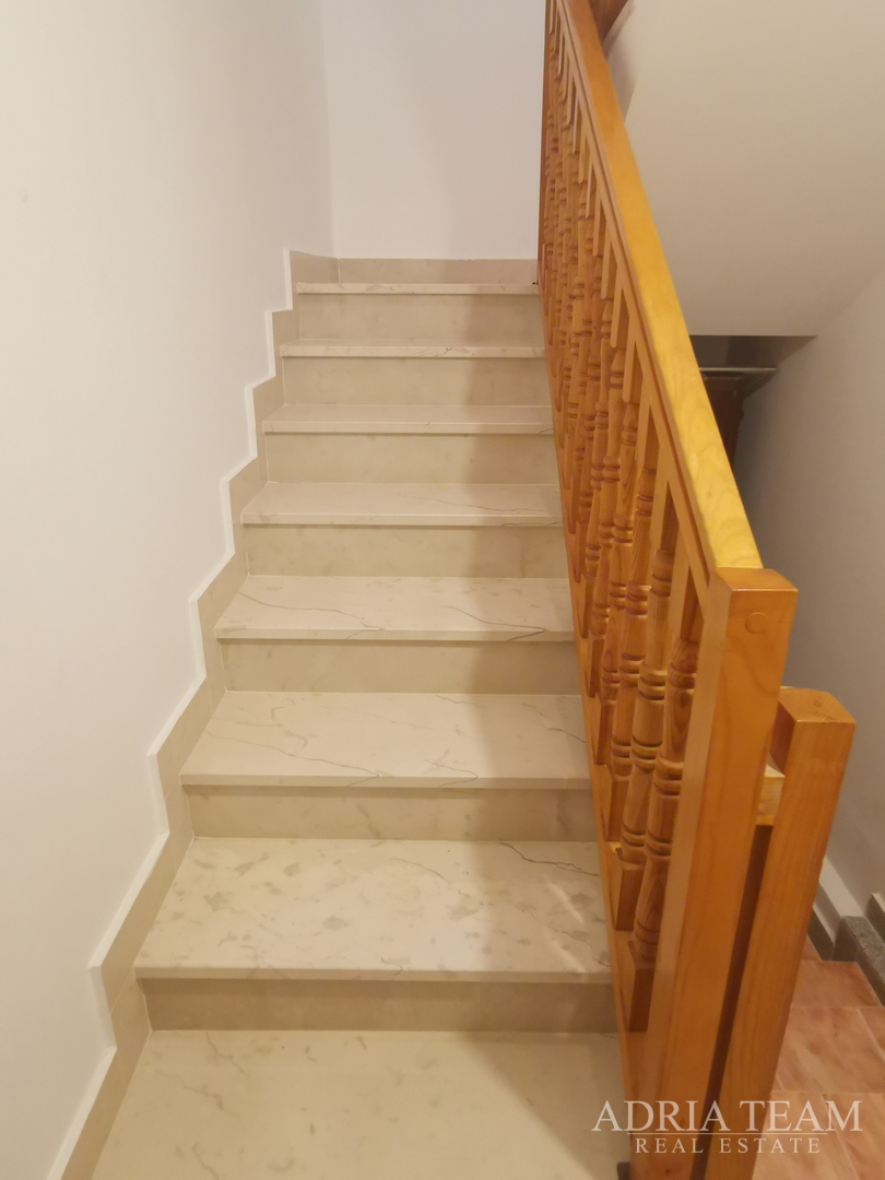 OBITELJSKA KUĆA S PROSTRANOM OKUĆNICOM - POVLJANA, PAG