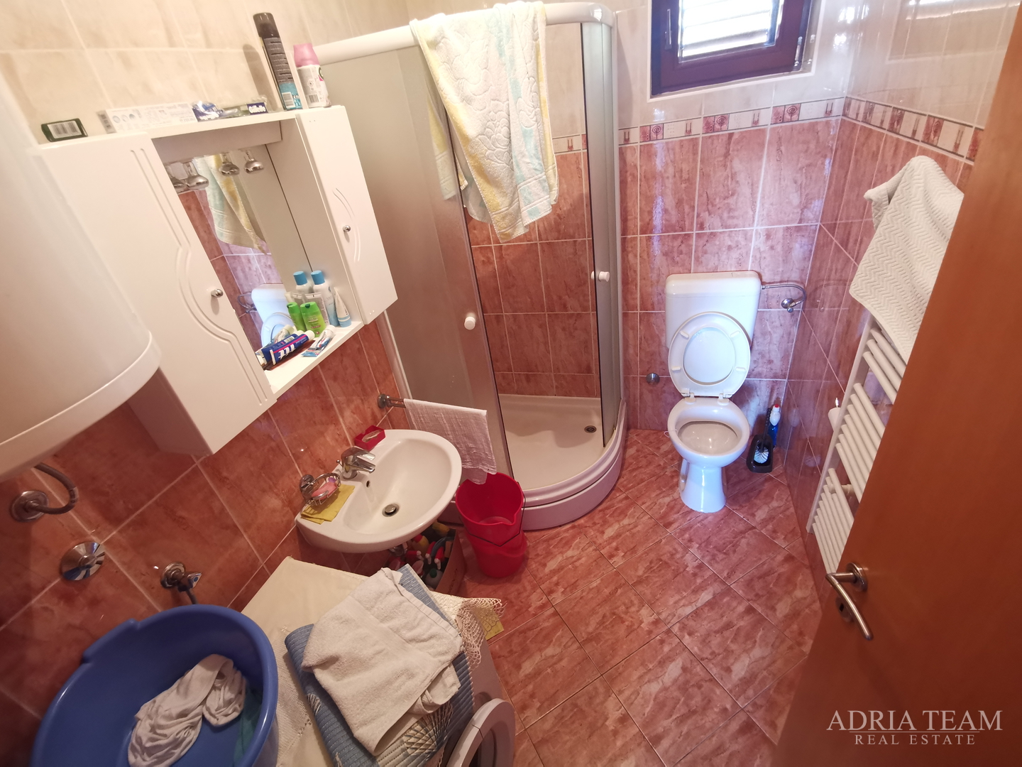 OBITELJSKA KUĆA S PROSTRANOM OKUĆNICOM - POVLJANA, PAG