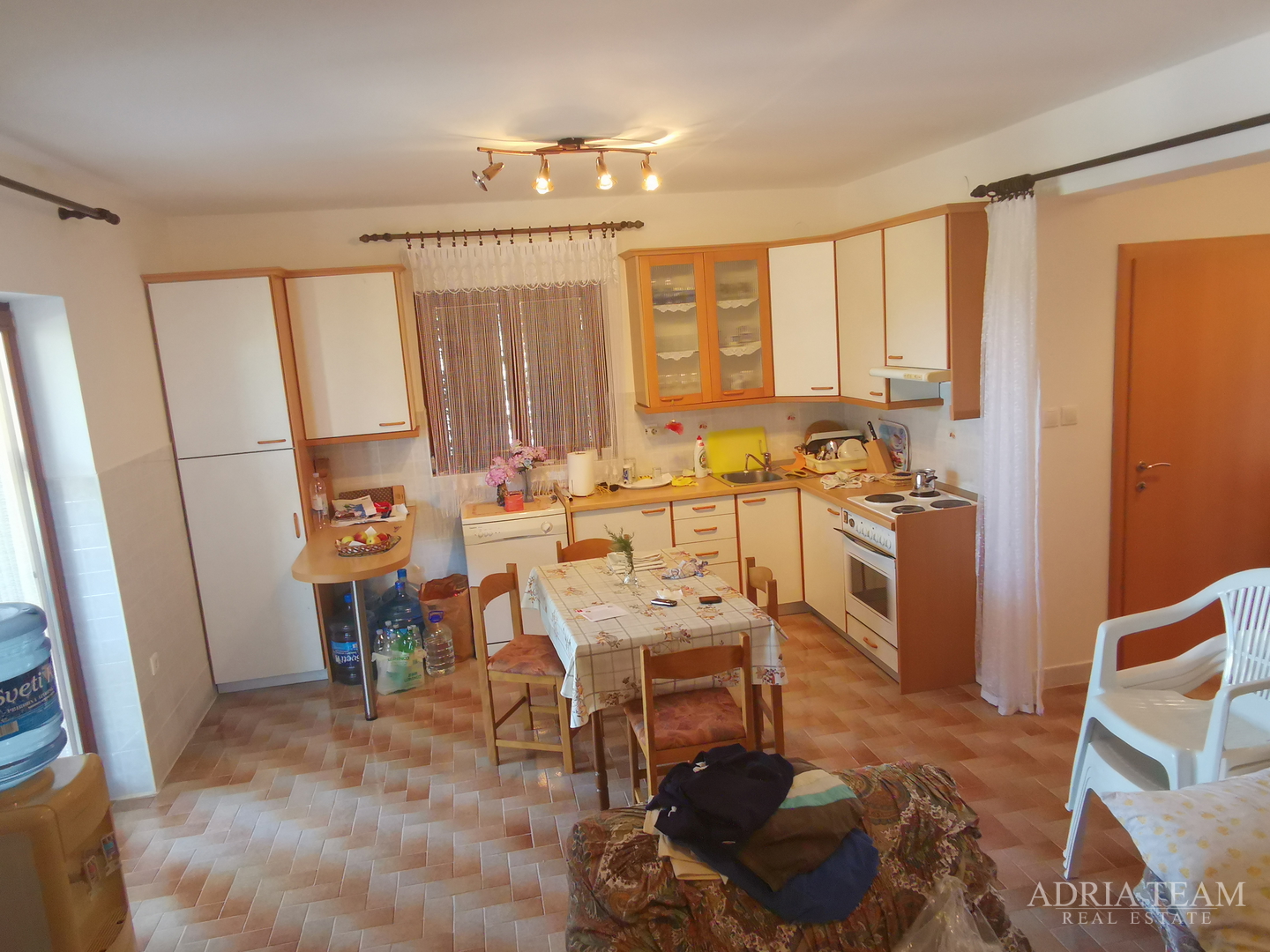 OBITELJSKA KUĆA S PROSTRANOM OKUĆNICOM - POVLJANA, PAG