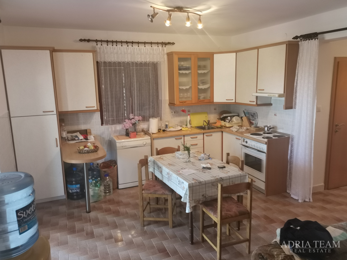 OBITELJSKA KUĆA S PROSTRANOM OKUĆNICOM - POVLJANA, PAG