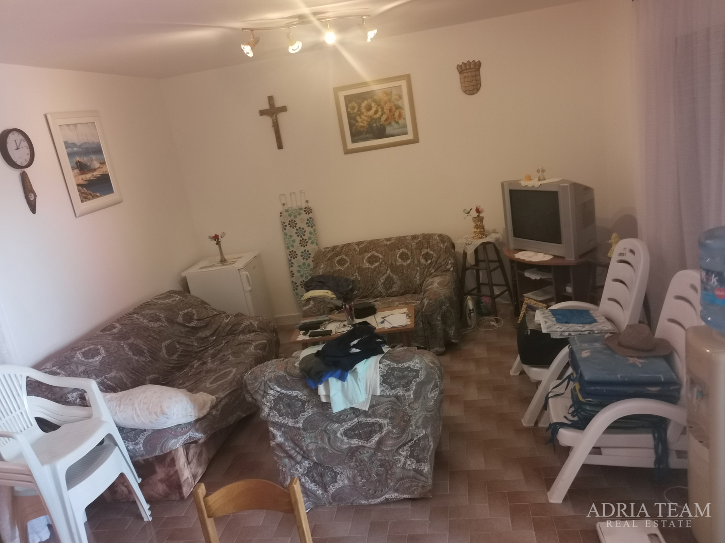 OBITELJSKA KUĆA S PROSTRANOM OKUĆNICOM - POVLJANA, PAG