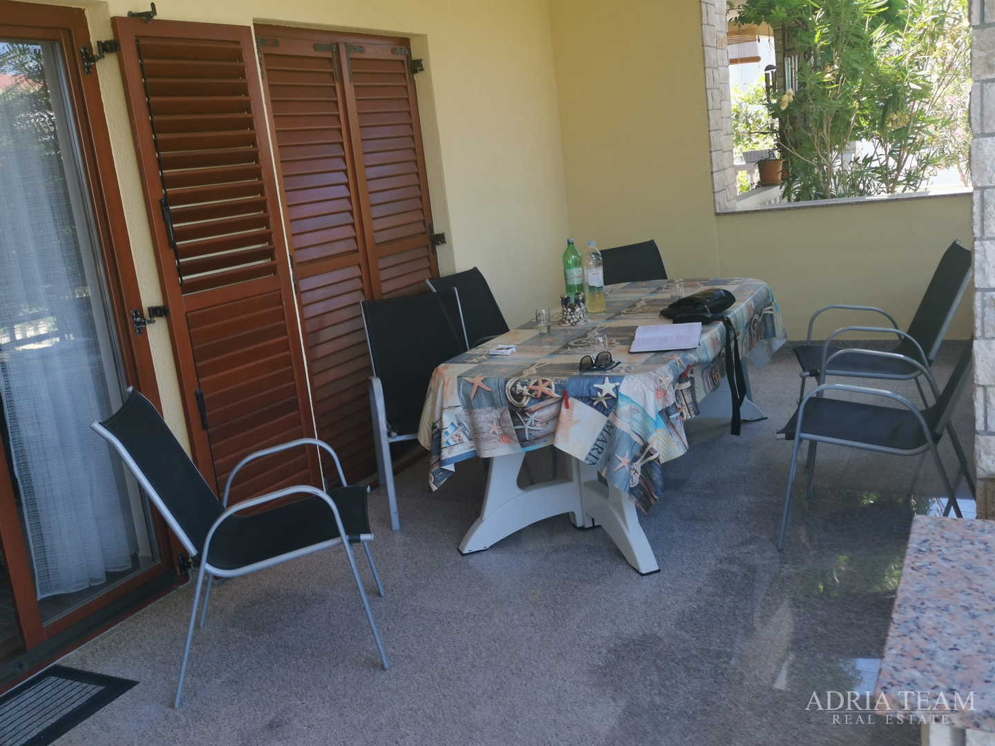 OBITELJSKA KUĆA S PROSTRANOM OKUĆNICOM - POVLJANA, PAG