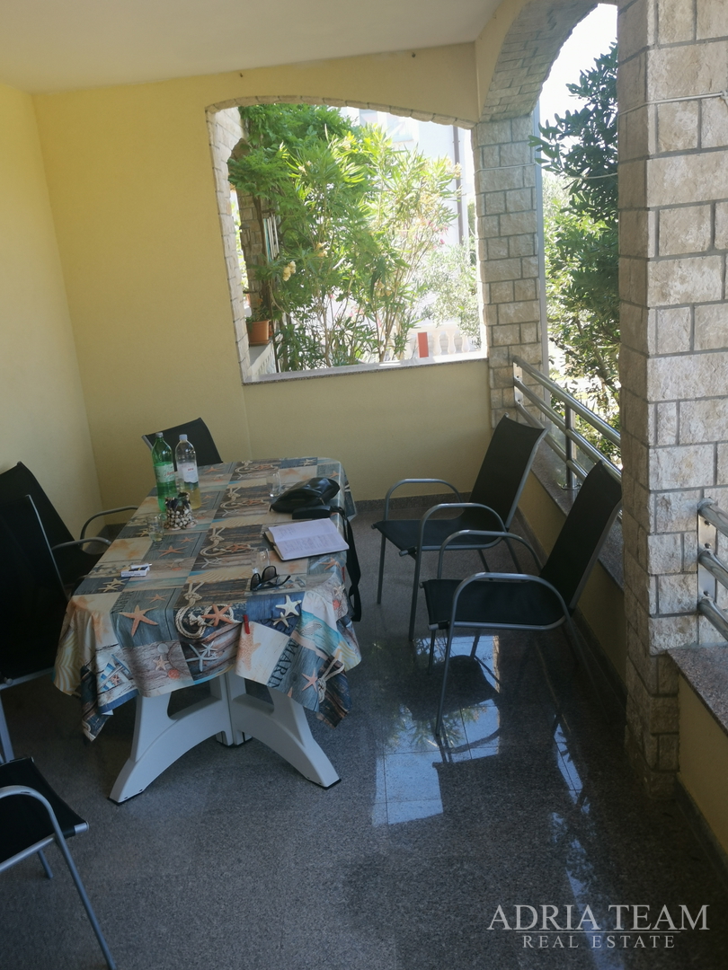 OBITELJSKA KUĆA S PROSTRANOM OKUĆNICOM - POVLJANA, PAG