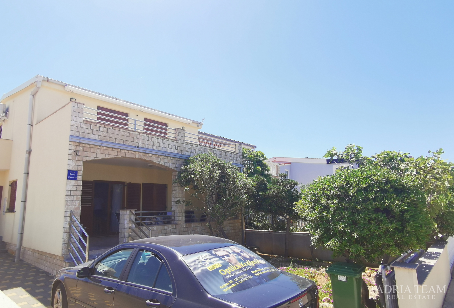 OBITELJSKA KUĆA S PROSTRANOM OKUĆNICOM - POVLJANA, PAG