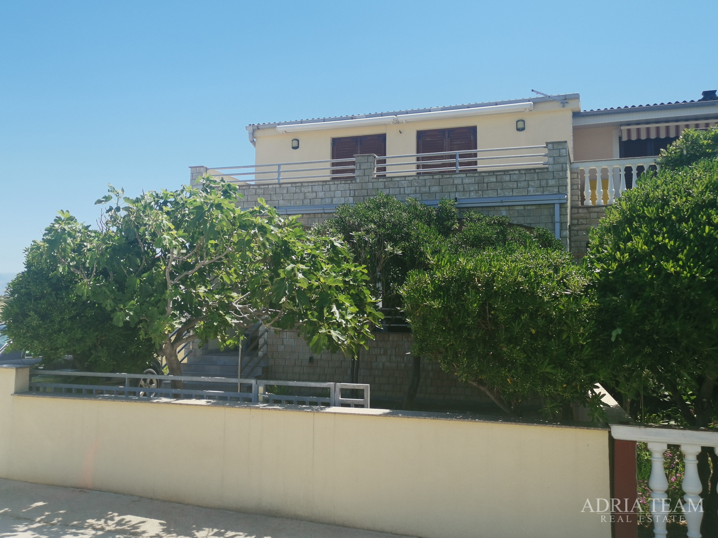 OBITELJSKA KUĆA S PROSTRANOM OKUĆNICOM - POVLJANA, PAG